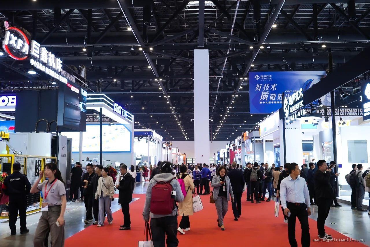 国际展会现场，红毯通道两侧展位林立，观众络绎不绝。